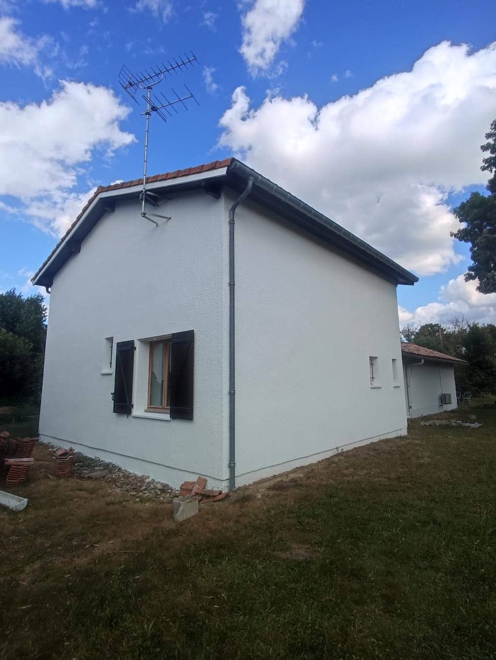 Peinture façade d'une maison refaite par Couvreur Habitat
